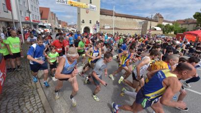 Archivbild: Hubert Ziegler
Wenn die Läufer beim Sulzbach-Rosenberger Stadtlauf (hier ein Bild von 2018) an den Start gehen, sind viele von ihnen aufgeregt. Das trifft momentan auch auf die FWU zu. Sie wollten den Lauf organisieren - dürfen jetzt aber nicht.