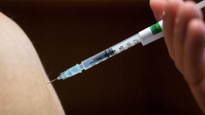 Symbolbild: Marijan Murat/dpa
"Schritt zur schnellen Rückkehr zur Normalität": Die bayerische Wirtschaft appelliert an alle Bürger, sich impfen zu lassen.