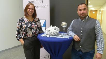 Bild: bk
Tanja Bittner (32) aus Weiherhammer, bisher beim Finanzamt Weiden tätig, tritt als VG-Kämmerin die Nachfolge von Christian Wirth an. Der 44-jährige Pirker ist neuer Geschäftsleiter. Claus Hellbach wechselte als Kämmerer in seine Heimatstadt Hirschau..