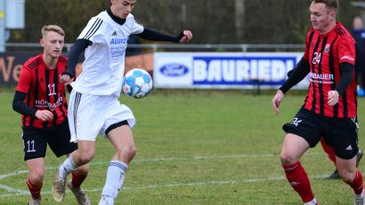 Bild: ham
Die Kicker des SC Luhe-Wildenau (rote Trikots) haben am Samstag etwas gut zu machen. Nach der 1:3-Niederlage in Schwarzhofen empfangen sie dieses Mal die SpVgg Vohenstrauß.