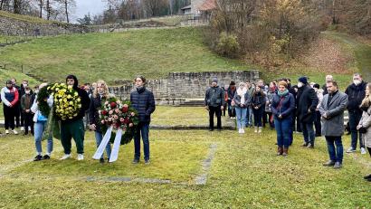 Bild: Eichl
Nach der Gedenkstunde in der Kapelle legen vier Jugendliche im "Tal des Todes" Kränze nieder.