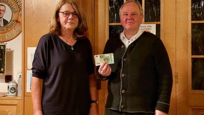 Bild: KLB/exb
KLB-Vorsitzende Angelika Franz übergab die 500-Euro-Spende für das Senegal-Projekt an Pfarrer Christian Liebenstein.