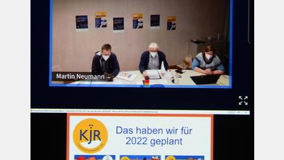 Screenshot: bey
Geschäftsführer Martin Neumann, Vorsitzender Rupert Seitz und Christina Ponader führen gemeinsam die Herbstvollversammlung des Kreisjugendringes Neustadt/WN (von links). Wissenswertes läuft als Power-Point-Präsentation über den Bildschirm.