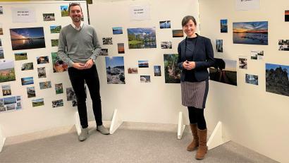 Bild: Markus Kulzer/exb 
Kreisjugendring-Geschäftsführerin Johanna Lorenz und Touristiker Johannes Lohrer freuten sich über die rege Teilnahme am Fotowettbewerb.