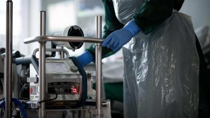 Bild: Fabian Strauch/dpa
Eine Mitarbeiterin der Pflege steht in einem Zimmer einer Corona-Intensivstation.