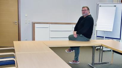 Bild: Dobler
Hubert Obendorfer, Sternekoch und Chef des Fünfsternehotels "Der Birkenhof" in Hofenstetten, hält noch mehrere moderne Tagungsräume in seinem Hotel vor, aber mit Corona und den neuen technischen Möglichkeiten von Online.Konferenzen sinkt die Nachfrage nach Präsenzveranstaltungen.