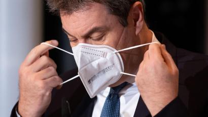 Bild: Sven Hoppe/dpa
Markus Söder, Ministerpräsident von Bayern, setzt seine Maske auf.