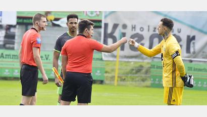 Bild: Hubert Ziegler
Gebenbachs Kapitän Julian Ceesay (links) und der Ammerthaler Spielführer Christopher Sommerer (rechts) bei der Seitenwahl mit dem Schiedsrichter vor dem Spiel. Das Bild ist aus dem Oktober 2020, damals gewann die DJK Gebenbach das Bayernliga-Derby mit 5:0. Im Hinspiel der aktuellen Saison im August lagen die Ammerthaler dreimal zurück – und gewannen noch mit 5:3.
