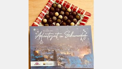 Bild: Peter Mayer/exb
Gefüllt mit 24 Pralinen ist der "Schwandorfer Adventskalender", der ab sofort wieder erhältlich ist.