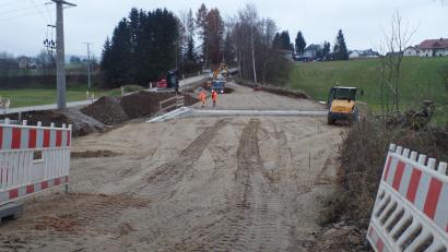 Bild: br
Für den Ausbau der Gemeindeverbindungsstraße (GVS) Weihermühle–Lochau, Bauabschnitt II, mit einem neuen Brückenbauwerk (Bildmitte) sind im Nachtragshaushalt 2021 weitere 173 000 Euro eingestellt. Das Gesamtkostenvolumen dieser Tiefbaumaßnahme beläuft sich auf knapp 1,77 Millionen Euro.
