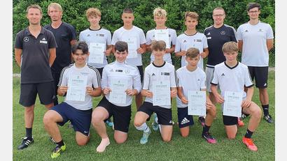Bild: exb
Das Trainerteam des DFB-Stützpunktes Schwarzenfeld, Christian Most (links), Florian Tausendpfund (Zweiter von links) und Oliver Eckl (rechts) verabschiedete die altersbedingt ausscheidenden Spieler sowie Zusatztrainer Christian Hechtl (stehend Zweiter von rechts).