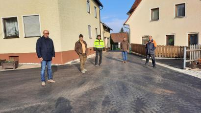 Bild: Edeltraud Stockerl
Georg Braun von der Firma Fischer, Bürgermeister Maximilian Beer sowie Zweiter Bürgermeister Franz Stockerl begutachteten die abgeschlossene Baumaßnahme in der Ortssstraße „Am Burgberg“.