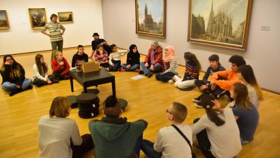 Bild: Gabi Kaskova
Eine Gruppe von Schülern erhält eine museumspädagogische Einführung in ein Kunstwerk im Kunstforum Ostdeutsche Galerie. Künftig sollen in dem Museum ausgewählte Kunstwerke mit digitalen Unterstützungssystemen für Menschen mit Beeinträchtigung ausgestattet sein.