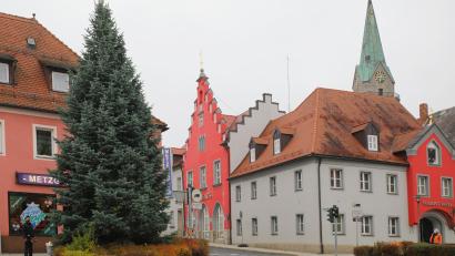Bild: njn
Heuer ist eine Blautanne der Christbaum auf dem Marktplatz.