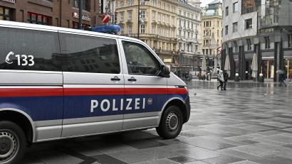 Bild: Hans Punz
Ein Polizeiauto fährt durch eine Einkaufsstraße in Wien. Österreich geht wieder in den Lockdown.