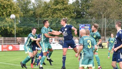 Archivbild: gb
Der SV Mitterteich tritt am Samstag bei den Kickers Selb an. Das Hinspiel (Szene) entschieden die Oberfranken klar mit 4:0 für sich. Hier köpft der Selber Eduard Root (Mitte, blaues Trikot) auf das Mitterteicher Gehäuse.