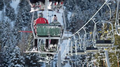Symbolbild: Florian Schuh/dpa
Der Sessellift bewegt sich aufwärts – das gilt allerdings auch für die Zahl der Corona-Fälle in Österreich und in anderen Wintersportregionen.