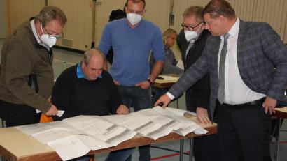 Bild: kro
Zahlreiche Bauanträge wurden beim Treffen des Ausschusses in der Grundschul-Turnhalle besichtigt und genehmigt. Rechts Bürgermeister Stefan Grillmeier.