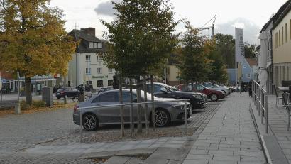 Bild: lnz
Am Unteren Markt in Mitterteich gibt es auf der Seite mit der Bäckerei Sölch und dem Modehaus Zeitler entlang der gesamten Häuserzeile keinen Behindertenparkplatz. Nach diesem Hinweis im Bauausschuss soll nun ein Ortstermin stattfinden.