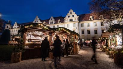 Bild: Armin Weigel
Der "Romantische Weihnachtsmarkt auf Schloss Thurn und Taxis" - hier ein Bild von 2018 -soll starten.
