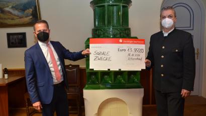 Bild: dob
Bürgermeister Andreas Wutzlhofer (rechts) übernahm stellvertretend für die Organisationen, Verbände, Vereine und Kirchen den Spendenscheck von Sparkassenvorstandsvorsitzendem Gerhard Hösl (links) in Empfang. Stolze 13.950 Euro kann der Rathauschef nun verteilen.