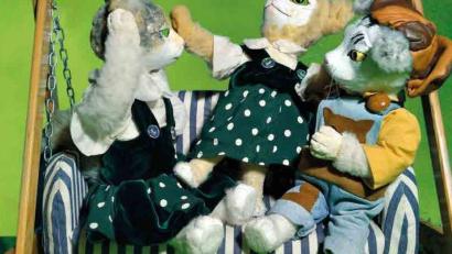 Bild: exb/Pfoten weg
Die Katzenkinder Lotte, Tom und Salome spielen in dem Theaterstück "Pfoten weg!" die Hauptrolle und vermitteln so den Kindern, wie wichtig es ist, Nein zu sagen.