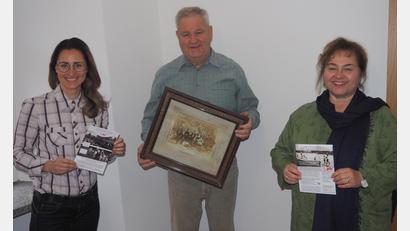 Bild: ws
„Zeitzeugen - Damals und heute“ lautet ein neues Angebot von „Leben plus“, für das Quartiersmanagerin Cornelia Stahl (rechts) und Mitarbeiterin Janka Hannemann-Matthes den Stadtheimatpfleger Eberhard Polland als ehrenamtliche Kraft gewinnen konnten. Polland wird erzählen, hofft aber auch auf interessante Erinnerungen. Auf geht es um Namen auf Fotos, etwa die Mitwirkenden einer Theatergruppe, deren Bild Polland mitgebracht hatte.