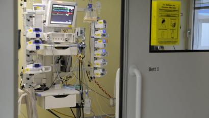 Bild: Petra Hartl
Ein Blick in die Intensivstation in Amberg. Um mehr Intensivkapazitäten für die Behandlung von schwerstkranken Covid-Patienten zu schaffen, haben sowohl St. Marien als auch St. Anna ihre regulären OP-Programme heruntergefahren und auf absolut notwendige Eingriffe und Not-Operationen beschränkt.