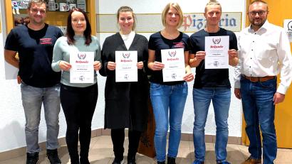Bild: fjo
Als solide Basis des Faschingsvereins empfangen (von links, mit Urkunden) Ann-Marie Kals, Franziska Gilch, Johanna Bauer und Tobias Bauer durch Vorsitzenden Markus Mösbauer (links) und Bürgermeister Markus Bauriedl Urkunden und Ehrennadeln.
