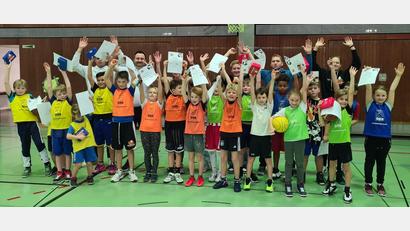 Bild: DJK Neustadt/exb
Die Basketballkids jubeln nach einem schönen und erfolgreichen Basketballtag in Coronazeiten.
