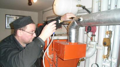 Archivbild: sr
2021 steigen die Gaspreise spürbar an und viele Hausbesitzer zahlen über 100 Euro mehr – auch wenn sich ihr Verbrauch nicht ändert. Die Kaminkehrer können Tipps geben zu gassparenden Modernisierungen des Heizkessels – oder der Kunde steigt um auf eine andere, nachhaltige Form des Heizens, etwa mit Pellets.