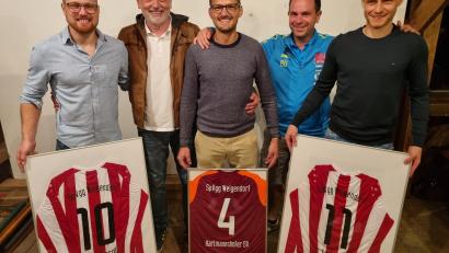 Bild: SpVgg Weigendorf/SV Hartmannshof/exb
Bei der Verabschiedung (von links): Simon Ertel (Spielleiter), Werner Kirchhoff (Ex-Trainer), Jörg Kreussel, Bernd Übler (Spielleiter) und Benjamin Luber.