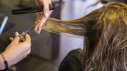 Symbolbild: Nicolas Maeterlinck/dpa
Wer in Bayern zum Friseur geht, muss die Corona-Ampel im Blick haben. Bei Rot gilt 3G plus für den Friseurbesuch. In Sulzbach-Rosenberg hatten sich drei Frauen nicht daran gehalten.