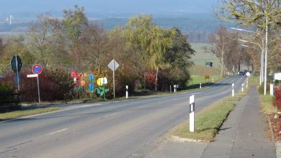 Bild: ow
Bei der Einfahrt in das Stadtgebiet von Neustadt am Kulm von Kemnath kommend verringern viele Autofahrer ihre Geschwindigkeit erst nach dem Sportplatz. Ein Fahrbahnteiler könnte Abhilfe schaffen.