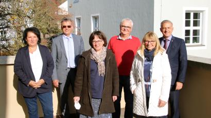 Bild: Fabian Polster/Landratsamt/exb
Personalrat, Personalverwaltung und Amtsleitung gratulierten zu den Dienstjubiläen. Von links: Personalratsvorsitzende Ramona Wiesent, Personalchef Walter Brucker, Irene Reichl, Klaus Kastl, Monika Jäger und Landrat Roland Grillmeier (nicht im Bild: Thomas Wienerl).