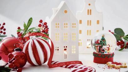 Bild: Butlers/dpa
Beleuchtbare kleine Häuser, Schneekugeln und Zuckerstangen: Diese eher kindlichen Dekorationen sind an Weihnachten 2021 beliebt.