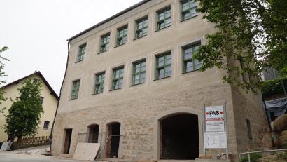 Archivbild: wel
Auf der alten Schule, die zum Bürgerhaus umgebaut wurde, wird eine PV-Anlage errichtet. Mit der Installation auf kommunalen Gebäuden gibt die Gemeinde ein Vorbild ab, das von privaten Bauherren nachgeahmt werden sollte.
