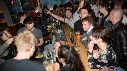 Bild: brü
Partystimmung auf engstem Raum im Blauen Haus. Das Bild stammt allerdings aus dem Jahr 2018. Eine Wiedereröffnung der innerstädtischen Teststationen soll aber wenigstens ein bisschen Normalität für die Clubs bringen.