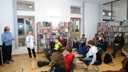 Bild: bey
Die ehemaligen Leiterin der Regionalbibliothek, Karin Holl, liest gemeinsam mit den Schüler aus der Buchreihe "Die Schule der magischen Tiere vor".