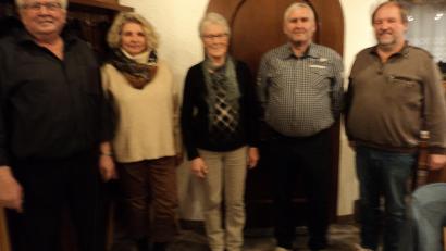 Bild: ksi
Vorsitzender Franz Kummetsteiner (Zweiter von rechts) kündigte an, dass der Wanderverein keine großen Wandertage mehr ausrichten werde. Mit im Bild die Vorstandsmitglieder (von links) Erich Seebauer, Christine Mandl, Resi Schug und und Karl-Heinz Lehner (Bezirksverband).