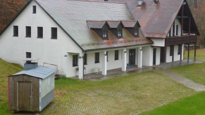 Bild: bk
Am gemeindeeigenen Seugaster DJK-Sportheim werden drei Erkerfenster erneuert. Der Marktgemeinderat Freihung vergibt den Auftrag.