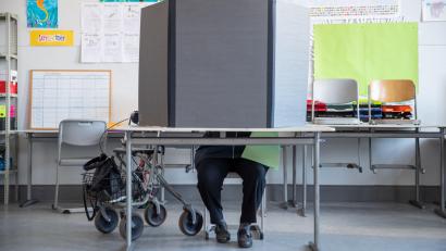 Symbolbild: Daniel Karmann
Wer wählt wen. Mit dem Stimmkreisbericht für die Wahl 2023 ist die Einteilung festgeaschrieben.