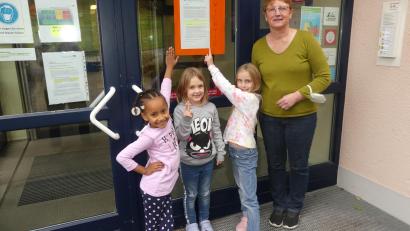 Bild: rn
In der städtischen Kindertagesstätte Eschenbach kennen die Buben und Mädchen die neuen Coronatest-Regelungen bereits. Leiterin Elvira Brand (rechts) hat schon einen Aushang an der Eingangstür angebracht.
