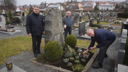Bild: fz
Die Pflege des Soldatengrabs war für Günther Leibold über 15 Jahre eine Herzensaufgabe. Bürgermeister Karlheinz Budnik schließt in den Dank auch Karl Hüttl (stehend von links) stellvertretend für seine Frau Inge ein.
