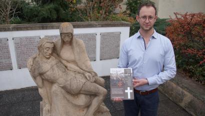 Bild: Kathrin Fleischmann/exb
Buchautor und Heimathistoriker Michael Fleischmann stellt in seinem Werk die Frage, wer diese Menschen waren, die auf den Kriegerdenkmälern verewigt sind. An vielen Stellen erfährt der Leser bedrückende Einzelheiten über die Menschen, die damals ihr junges Leben lassen mussten.