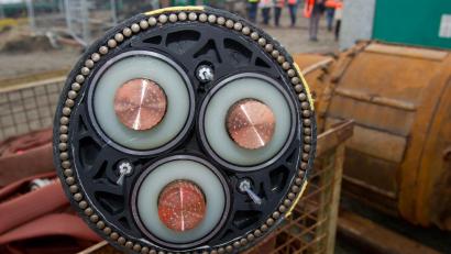 Bild: Stefan Sauer/dpa
Der Südostlink mit seinen Gleichstrom-Erdkabeln bleibt ein heißes Thema.