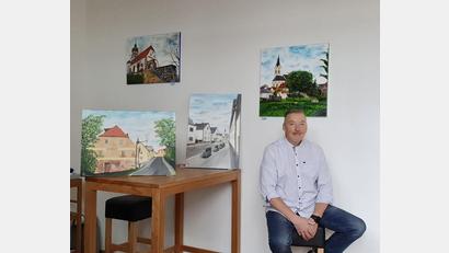 Bild: sei
Markante Motive aus Mantel mit großer Detailtreue bringt der Hobbymaler Andreas Berrtelshofer auf die Leinwand. Seine Bilder sind noch in den nächsten Wochen im Lesecafé der Marktbibliothek zu besichtigen.