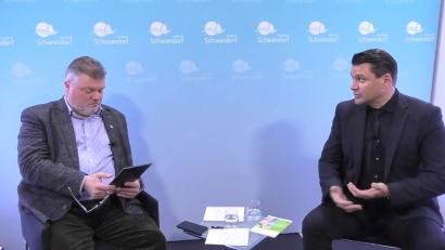 Screenshot: Hösamer
Virtuelle Bürgersprechstunde: Landrat Thomas Ebeling (rechts) beantwortet Fragen, die Moderator Fabian Borkner aus dem Netz bekommt.