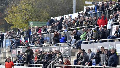 Bild: Hubert Ziegler
Volle Zuschauerränge in Gebenbach: Das wäre auch am Samstag beim Derby gegen die DJK Ammerthal so gewesen. Wegen der angespannten Coronalage wurde das Spiel am Freitag abgesagt.