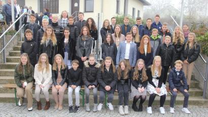 Bild: ral
Das Bild zeigt die 41 Firmlinge aus der Pfarreiengemeinschaft Schmidgaden-Rottendorf.